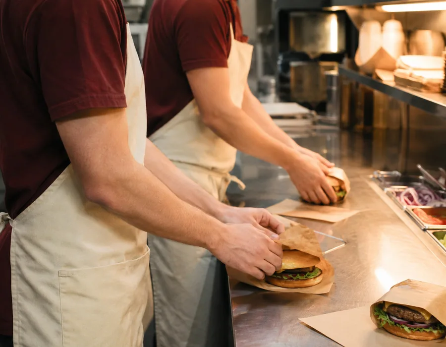 Team richtet Burger am Pass an