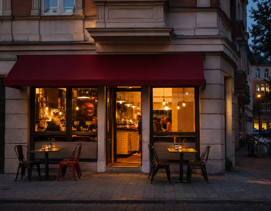 Beleuchtete Fassade des Ladens am Abend